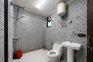 Deluxe Double Room, Balcony, City View | Bathroom - Roomshala Vasant Villas- ILBS Hospital (New Delhi)
