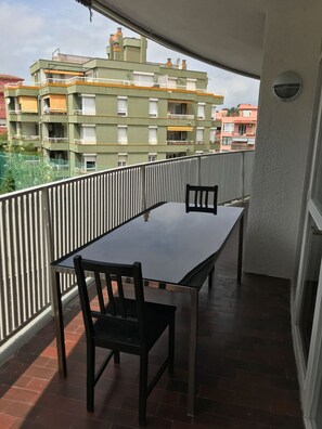 Outdoor dining - 2 bedroom flat with terrace next to the beach in Lloret de Mar (Lloret de Mar)