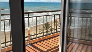 A balcony with a view of the beach and ocean. - Cunit Apartment with sea view and balcony (Cunit)