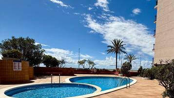 Una piscina al aire libre