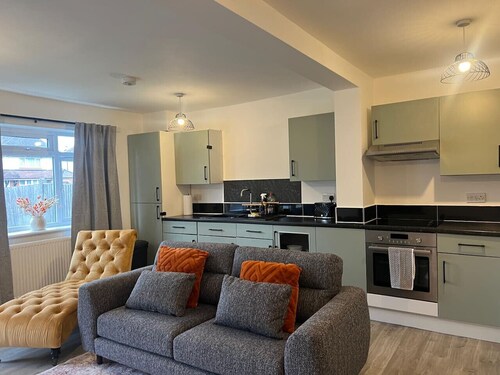 2 Bed Flat, Free Parking, Close To Gatwick