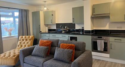 2 Bed Flat, Free Parking, Close To Gatwick