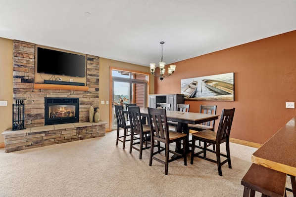 Dining - Sleep 10-4 bedroom-Big Sandy Lake (McGregor)