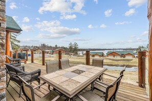 Outdoor dining - Sleep 10-4 bedroom-Big Sandy Lake (McGregor)