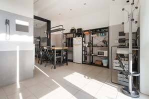 Fridge, microwave, dishwasher, toaster - Modern 49m2 loft, ideal for 4 people, located in the basement of a building (steps to access).The accommodation is located in the Navigli area, one of the most picturesque areas of the city, with its historic canals and the center of Milanese nightlife.A (Milan)