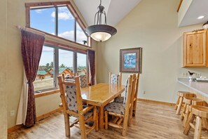 Dining - Big Sandy Lodge and Resort Lakefront Lodge - spacious-luxurious (McGregor)