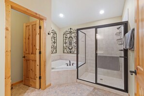 Bathroom - Big Sandy Lodge and Resort Lakefront Lodge - spacious-luxurious (McGregor)