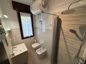 Shower - Bibione apartment with shared pool (Bibione)