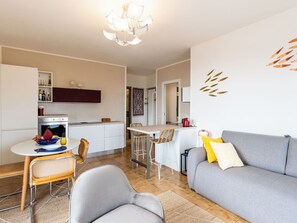 Eine moderne Wohnung mit Küche, Essbereich und Wohnzimmer.