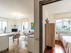 Eine moderne Küche mit Essbereich, einem großen Fenster und Blick ins Freie.