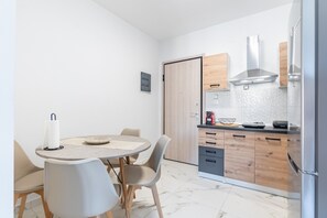 Jääkaappi, liesi, kahvin-/teenkeitin, vedenkeitin