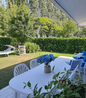 Outdoor dining - Family-friendly villa for eight guests (Bibione)