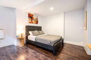 Desk, iron/ironing board, free WiFi, bed sheets - Brick & Beam Studio-Minutes away from Atlanta! (Atlanta)