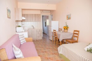 Departamento Confort, balcón, vista al mar | Área de sala de estar | Televisión y impresora 