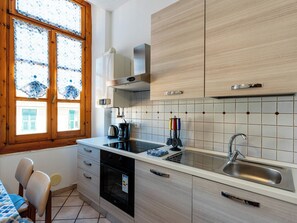 Kühlschrank, Ofen, Kochgeschirr/Geschirr/Besteck