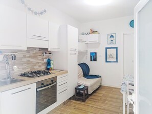 Jääkaappi, astianpesukone, keittoastiat/astiat/ruokailuvälineet