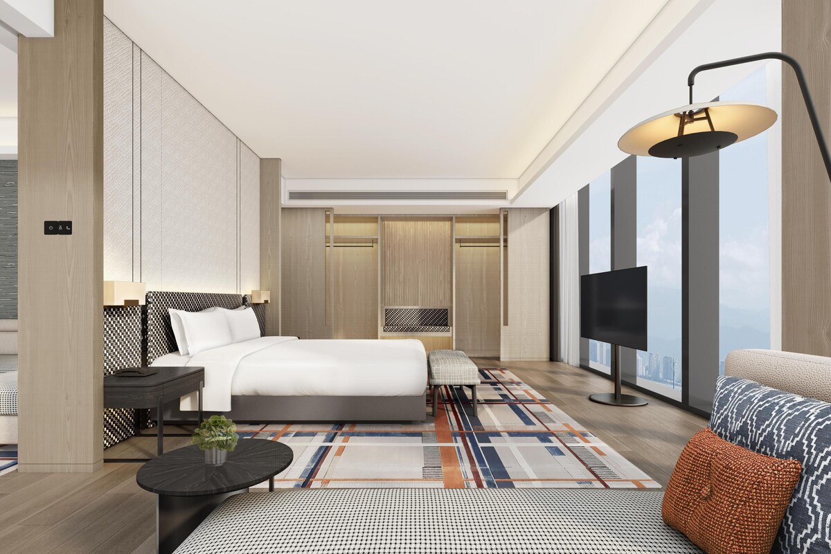 Suite Deluxe (1 King Bed) | Minibar y caja de seguridad en la habitación 