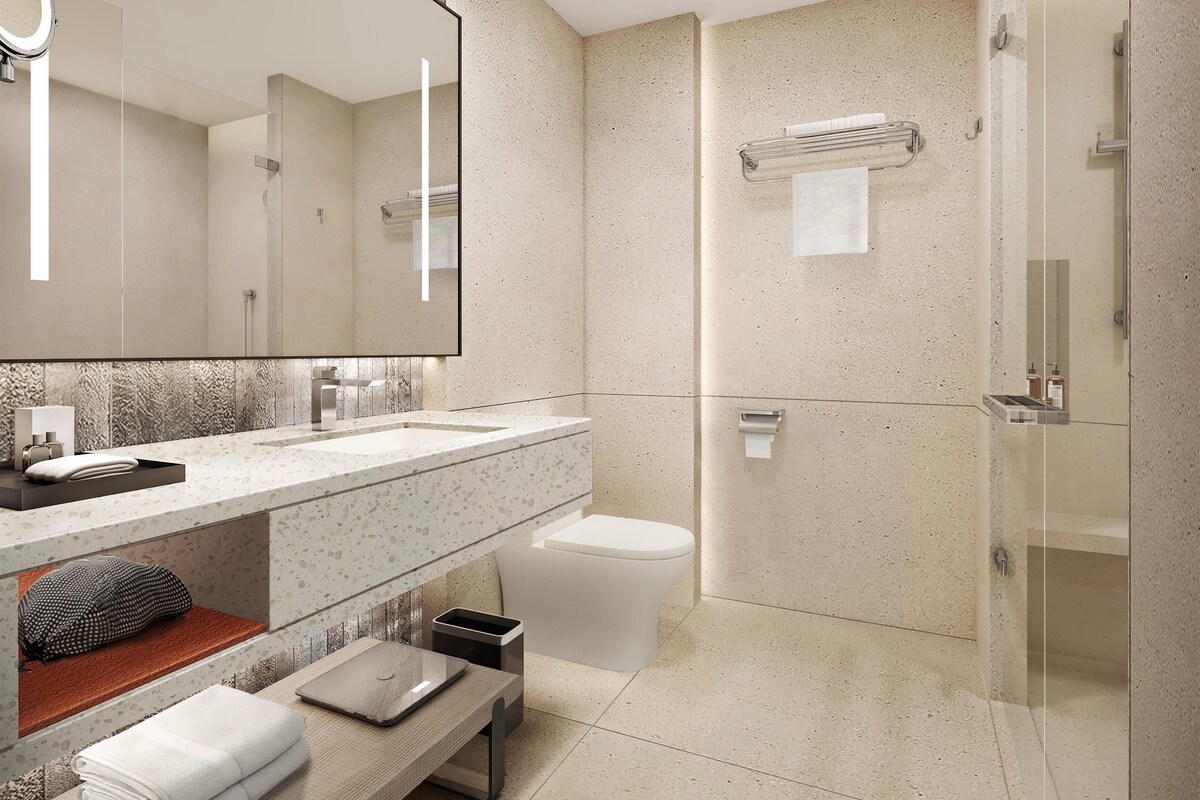 Amenidades de baño de diseñador, secadora de cabello, toallas, jabón 