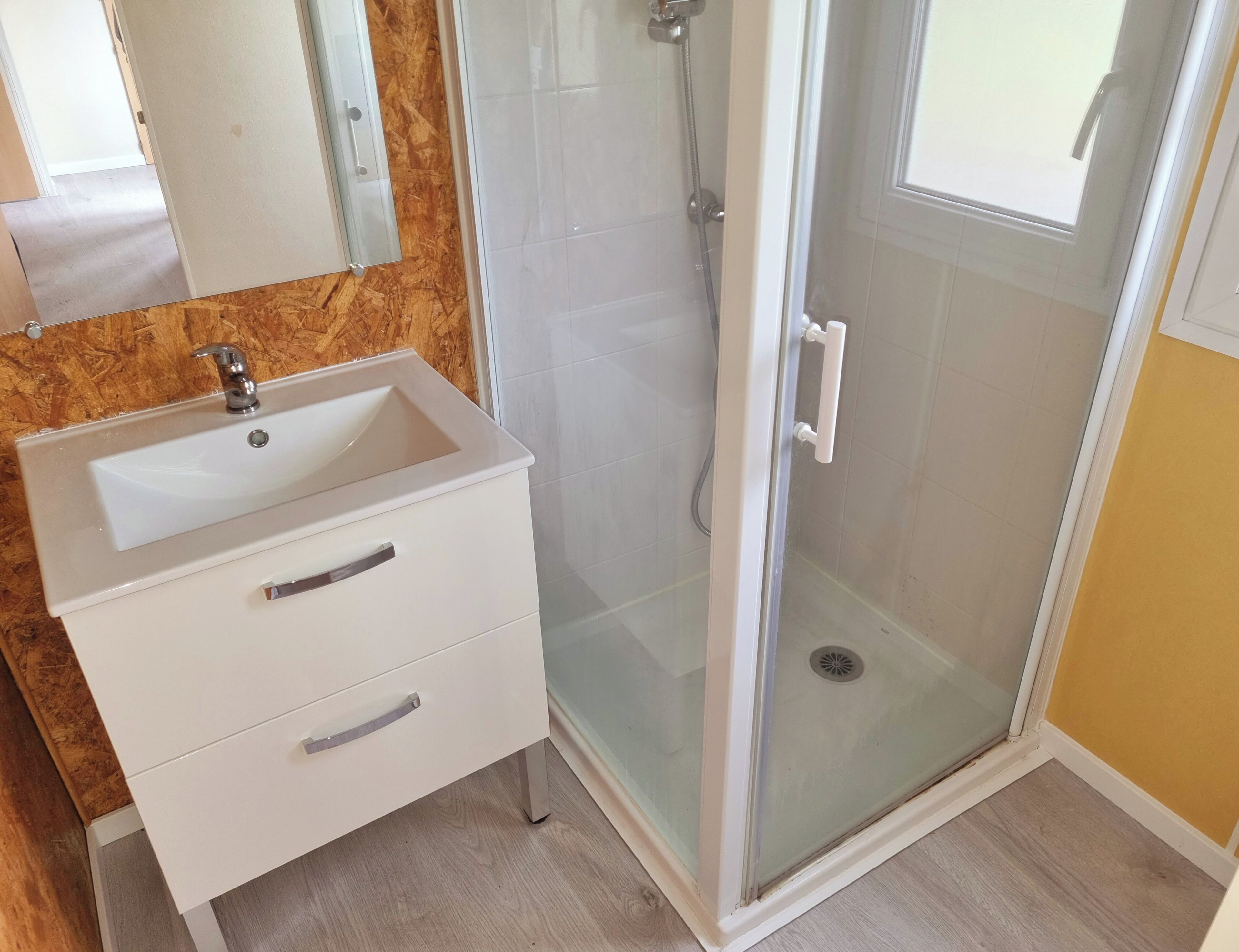 Klassieke stacaravan, 2 slaapkamers | Badkamer