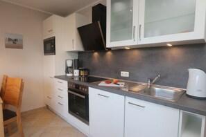 Private kitchen - Vacation apartment Strandaster Zingst, comfortable apartment, close to town and beach (Zingst)