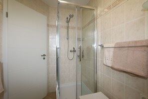 Shower, hair dryer - Vacation apartment Strandaster Zingst, comfortable apartment, close to town and beach (Zingst)