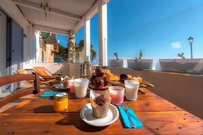 Outdoor dining - Frontemare loft in Sant'Elia among the coves (Santa Flavia)