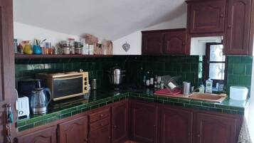 Réfrigérateur, micro-ondes, plaque de cuisson, cafetiÚre/bouilloire
