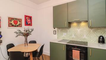 Cottage | Private kitchen | Dishwasher, cookware/dishes/utensils