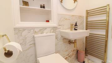 Cottage | Bathroom | Shower, hair dryer
