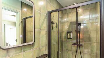 Cottage | Bathroom | Shower, hair dryer