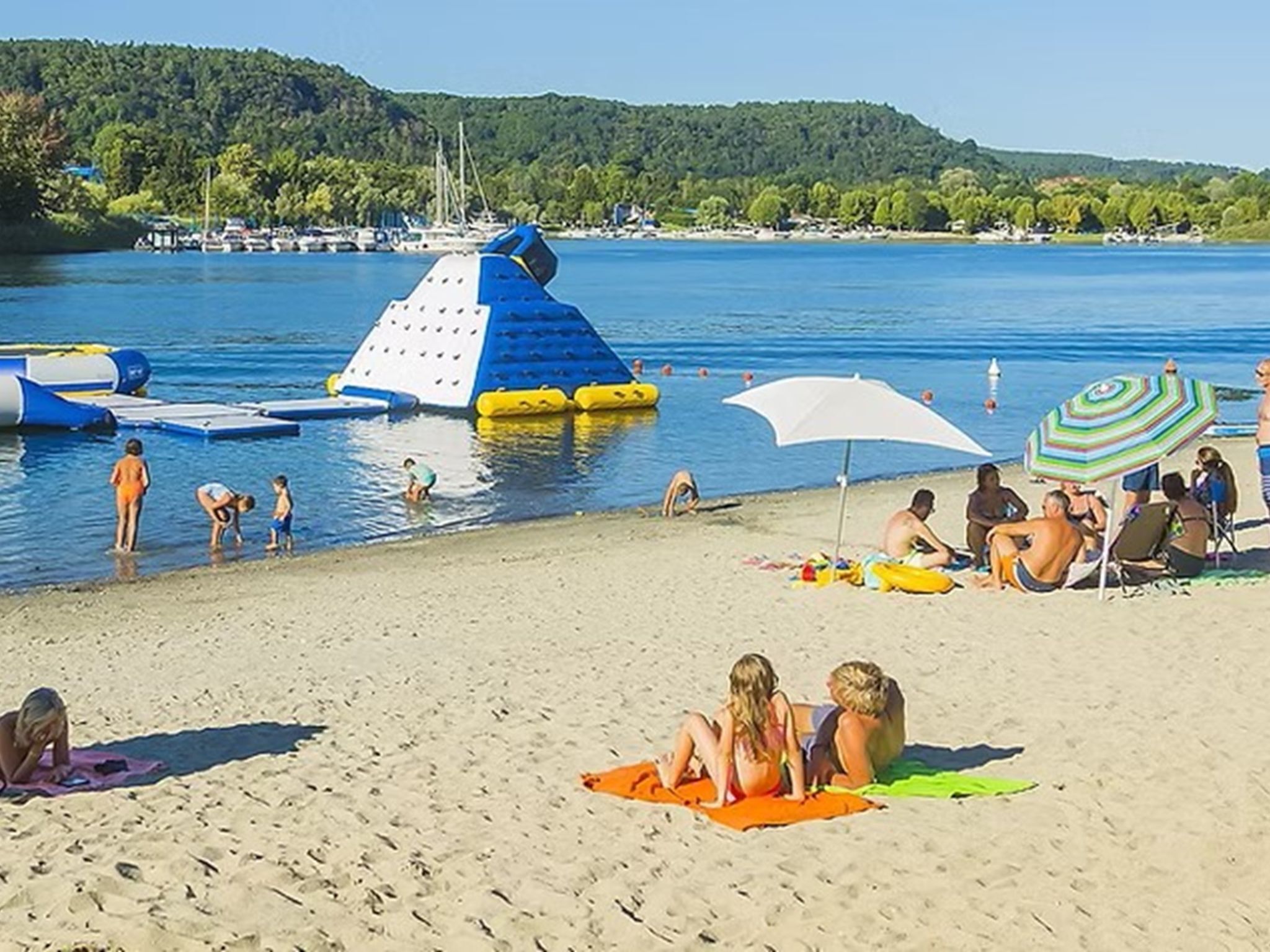 Una spiaggia nelle vicinanze