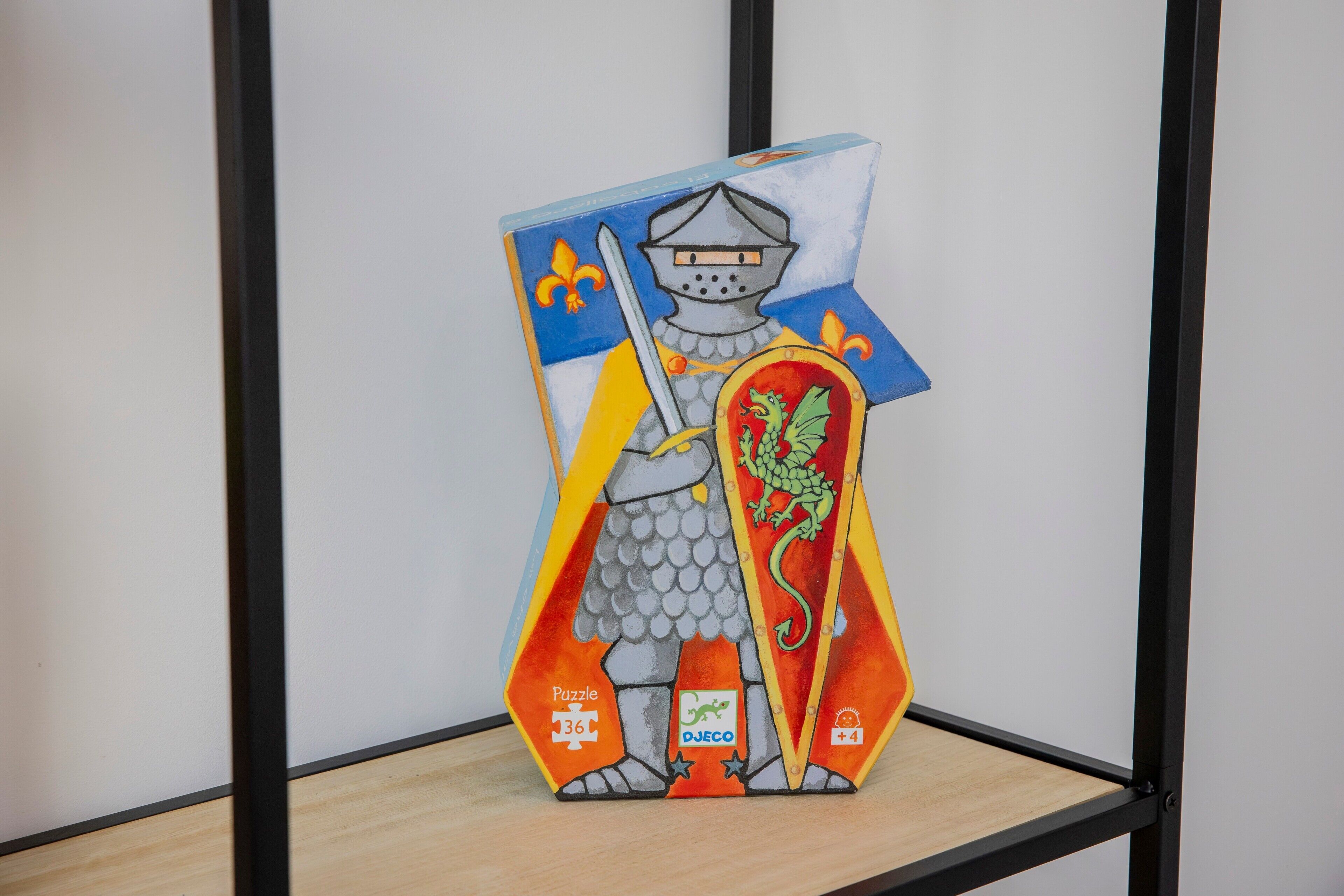 En pusselåda med en riddarfigur, pusselnummer 36 och logotypen ”DJECO”.