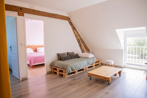 Iron/ironing board, WiFi, bed sheets