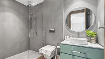 Luxury Apartment, City View | Bathroom | Slippers, bidet
