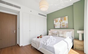 Hochwertige Bettwaren, Zimmersafe, individuell dekoriert