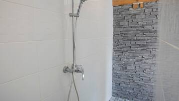 Dusche, Haartrockner, Handtücher