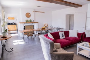 TV - Holiday Home 'Parenthèse Sologne-Les Briques 18p' with Private Terrace, Private Garden and Wi-Fi (Neuvy)