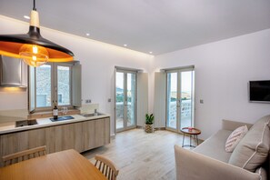 Deluxe Suite With Jacuzzi | Private kitchen - Armantanis Luxury Suites (Areopoli)