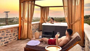 Deluxe Suite With Jacuzzi | Terrace/patio