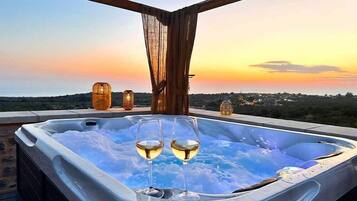 Deluxe Suite With Jacuzzi | Teres/patio