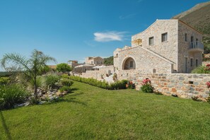 Garden - Armantanis Luxury Suites (Areopoli)