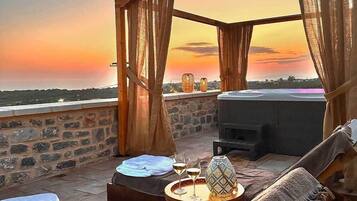 Deluxe Suite With Jacuzzi | Terrass/Patio