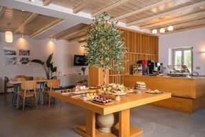 Breakfast buffet - Armantanis Luxury Suites (Areopoli)