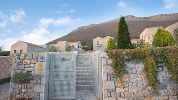 المنطقة المحيطة بالمنشأة