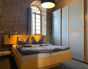 Room - Wohnen auf 2 Etagen: Kamin, Terrasse, Fass-Sauna, bis 10 Personen (Großharthau)