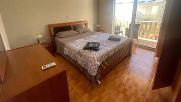 2 kamar tidur, setrika/meja setrika, Wi-Fi gratis, dan seprai linen