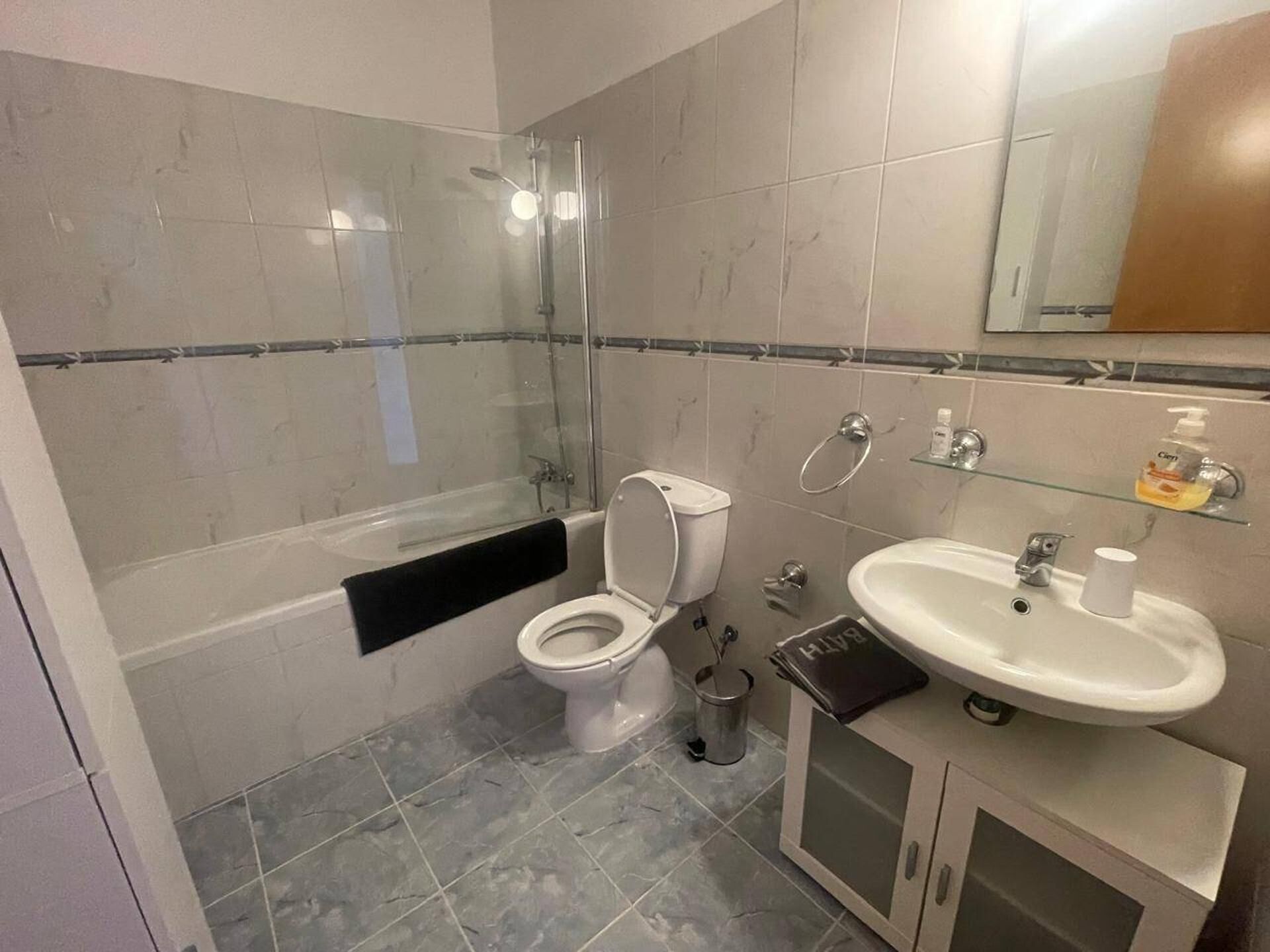 Kombinasi shower/bathtub, bathtub besar,  dan handuk