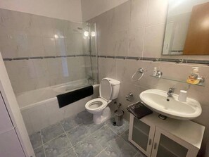 Combined shower/bathtub, deep-soaking bathtub, towels - Kings Beach Townhouse (Paphos)