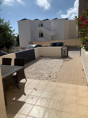 Outdoor dining - Kings Beach Townhouse (Paphos)
