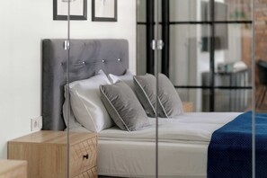 Tabla de planchar con plancha, cuna de viaje, wifi y ropa de cama 